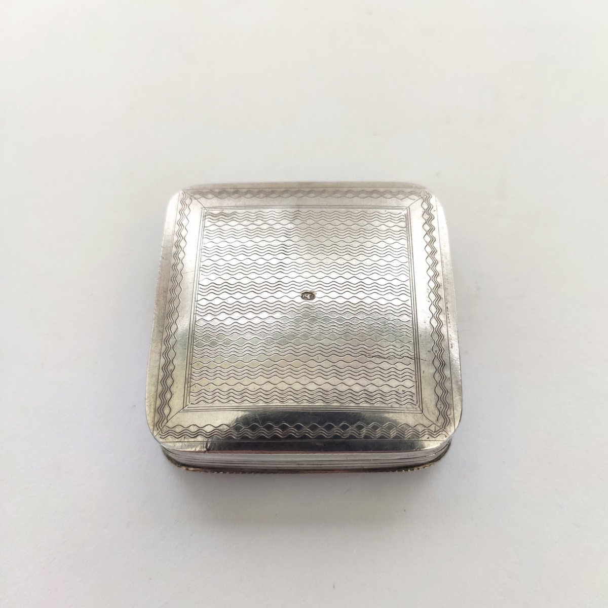 Old And Charming Pill Box In Sterling Silver Guilloché, 1st Half Of The 19th Century.-photo-4