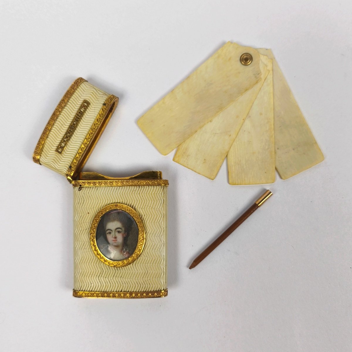  Superb Tablet Case Or Dance Card In Martin Varnish And Miniature Portrait. Louis XVI-photo-4