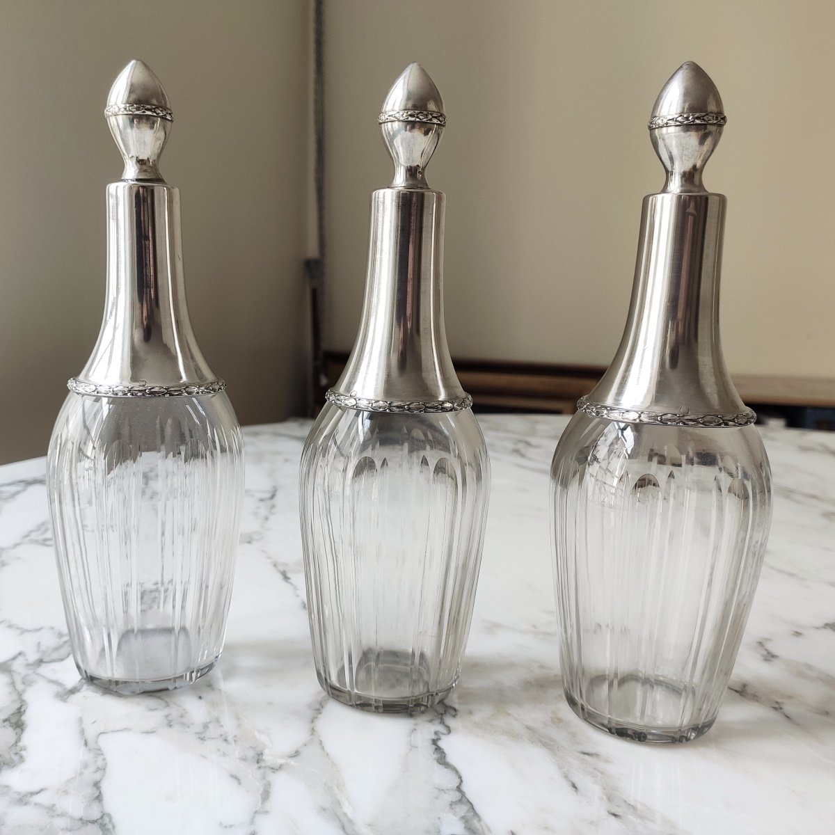 Adrien Mathiss: Beautiful Set Of Three Glass And Sterling Silver Alcohol Decanters, St Louis XVI-photo-1