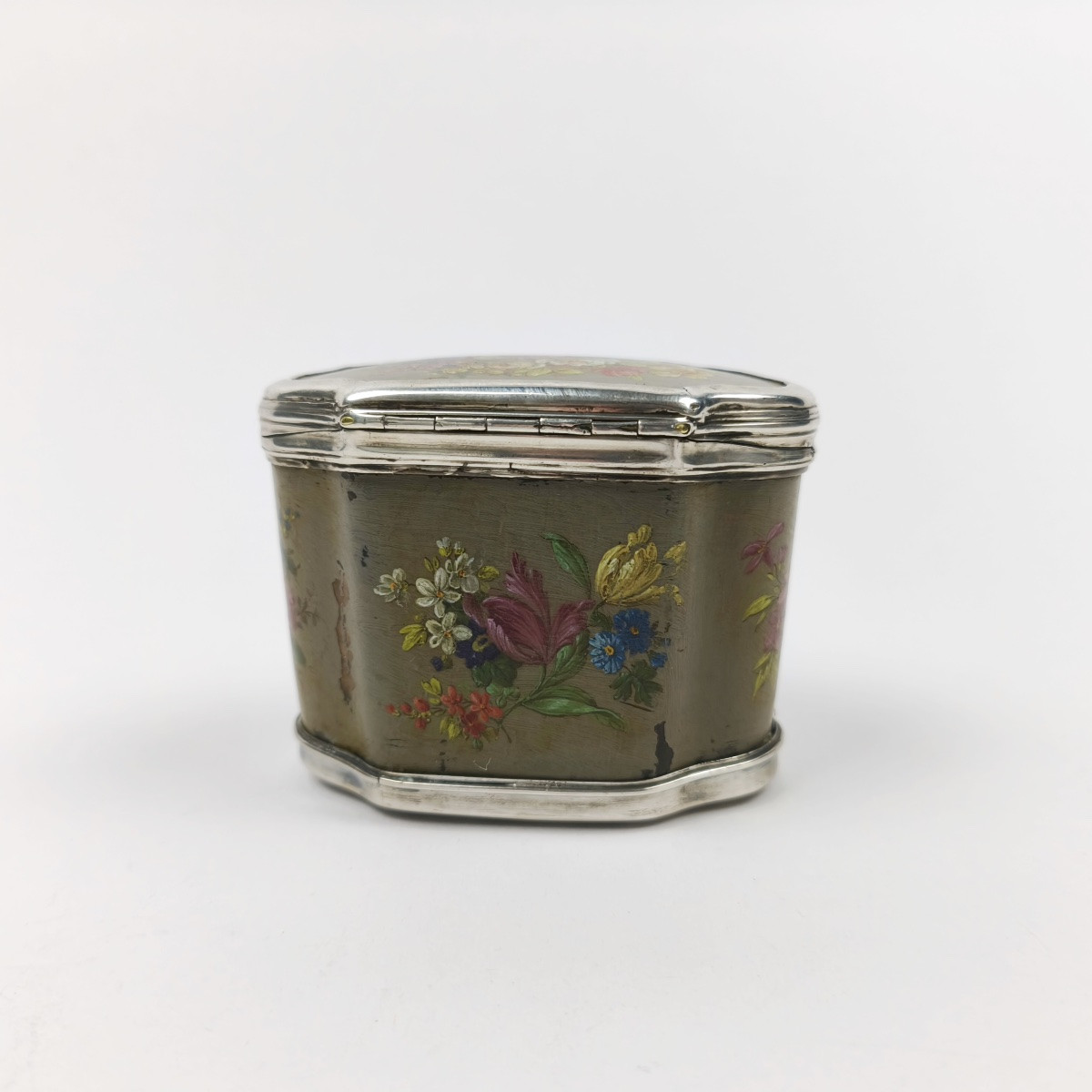 Large 18th Century Snuff Box In Horn Painted With Flowers, Silver Mounting. -photo-1