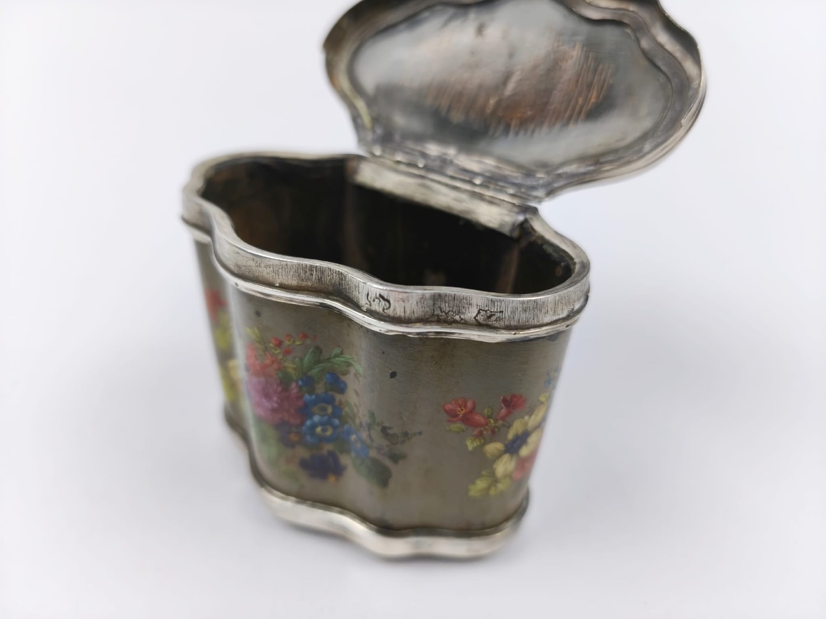 Large 18th Century Snuff Box In Horn Painted With Flowers, Silver Mounting. -photo-5