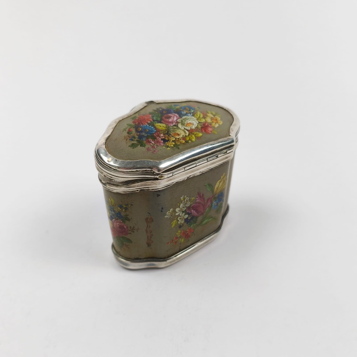 Large 18th Century Snuff Box In Horn Painted With Flowers, Silver Mounting. -photo-6