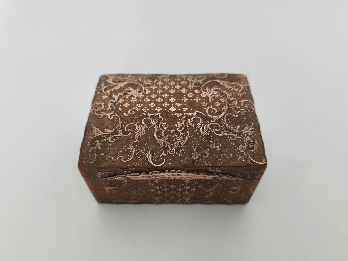 Tomas Tagliaferro (att): Snuff Box In Blond Tortoiseshell With Gold Stitching. Naples 1730-1740 Italy