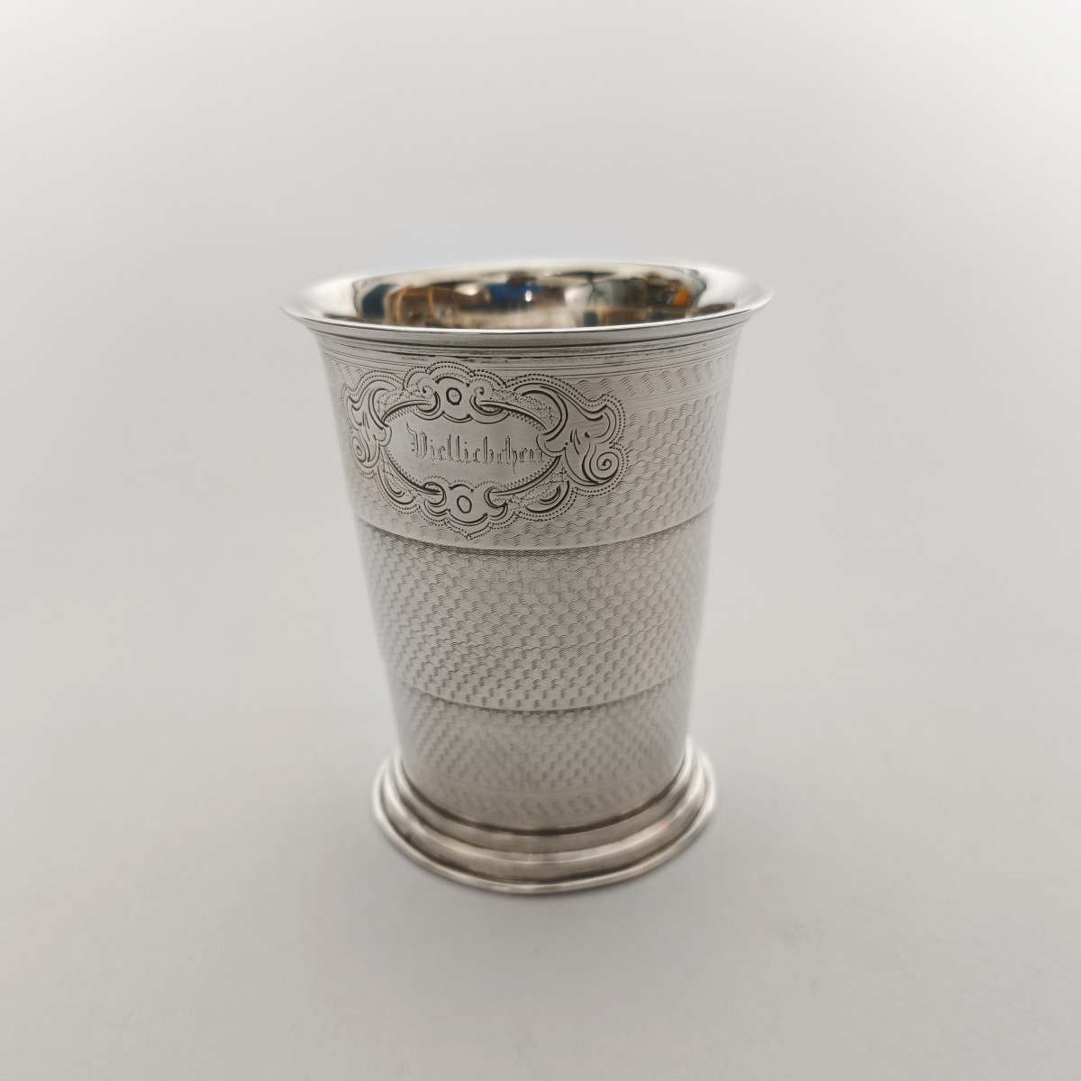 Timbale De Voyage Pliante En Argent Massif Guilloché. Autriche, XIXe Siècle. 