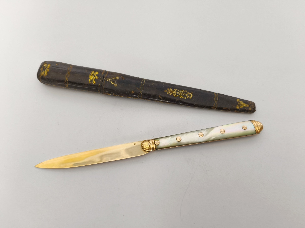 Straight Knife In Mother-of-pearl And Solid Gold From The 18th And 19th Centuries. 18th Century