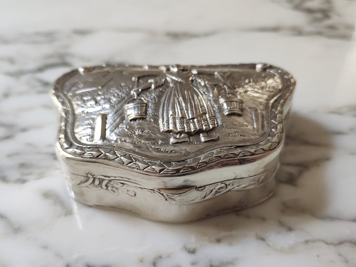 Heavy Sterling Silver & Vermeil Snuff Box With Peasant Decor. Germany, 19th - 20th-photo-2