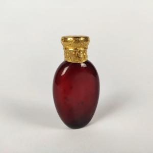 Magnifique Flacon &agrave; Sel / parfum En Verre Rouge Et Large Monture En Or Grav&eacute;e De Rinceaux. 