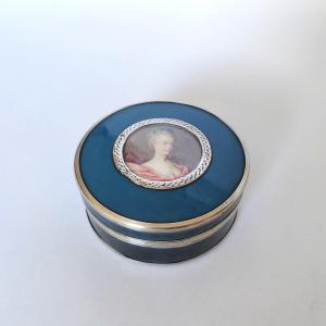 Grande boite tabatière du XVIIIe siècle.Portrait miniature, argent, vernis martin & écaille 18e