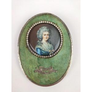 Superb Miniature Of A Fashionable Woman From The 18th Century, Frame In Shagreen, Stone & Silver. 19th Century