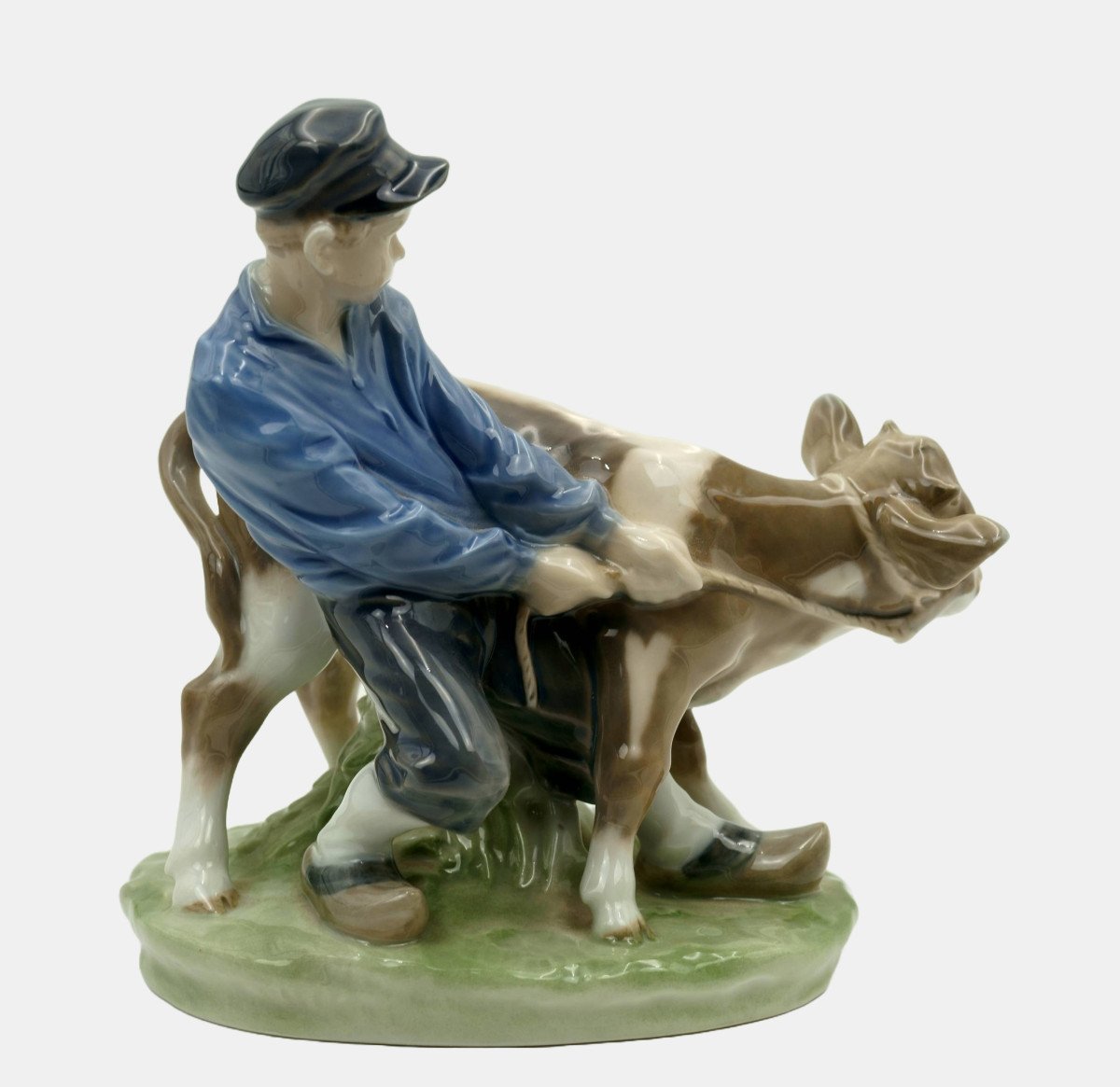 Royal Copenhagen Figurine de Christian Thomsen (1860-1921), Jeune Garçon Au Veau-photo-3