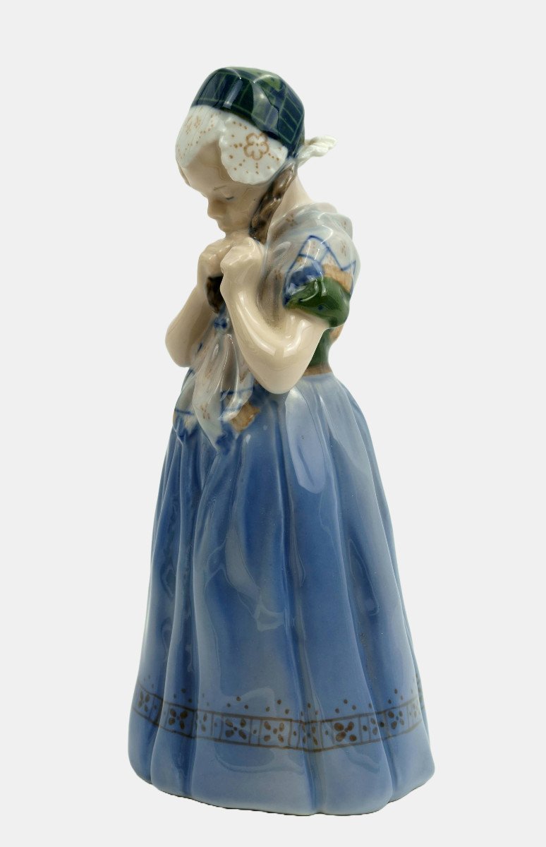 Royal Copenhagen Figurine By Lotte Benter, Young Girl In Traditional Bornholm Costume-photo-2