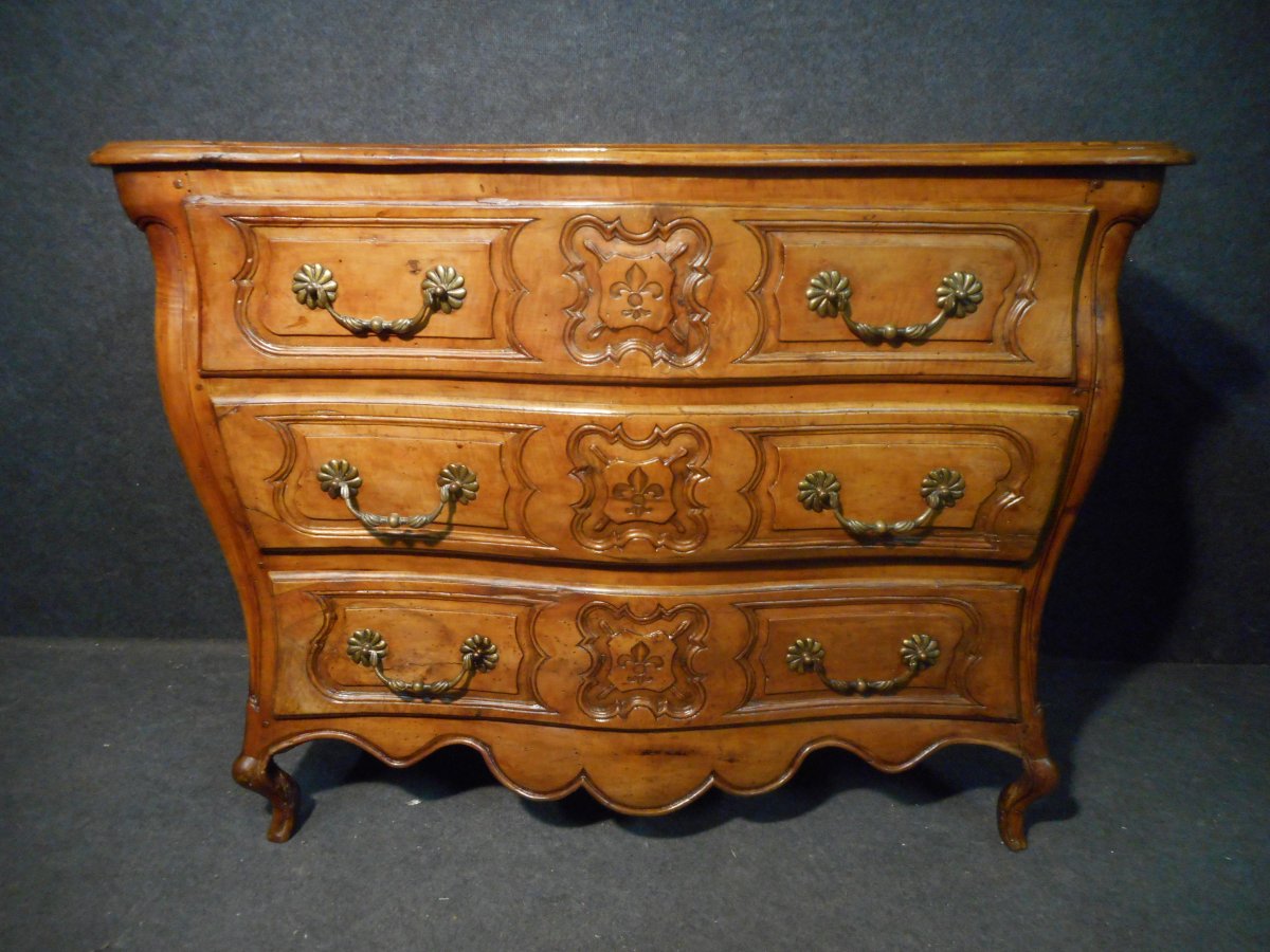 Commode Galbé époque Régence En Noyer Blond Aux Fleurs De Lys