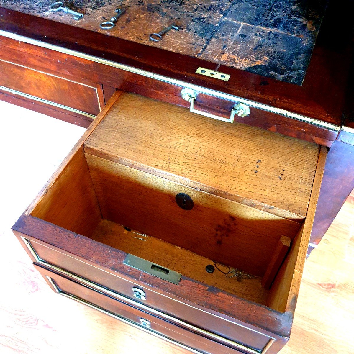 Important Mahogany And Mahogany Veneer Cylinder Desk, Opening, Circa 1790-photo-4