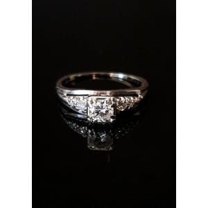 18k White Gold Ring With A Central Diamond And Diamond Set Arms.