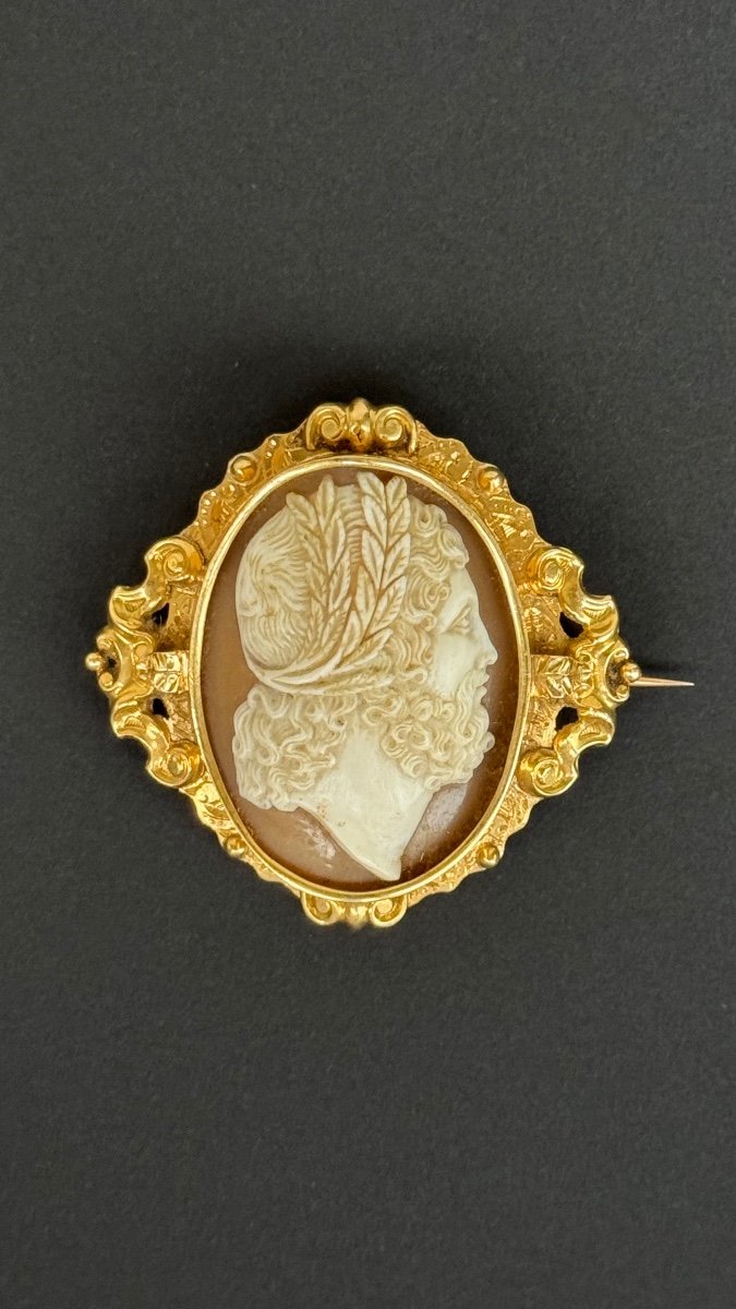 Broche en Or 18k avec un Camée Coquille présentant le Profil Portrait d'un Dieu Grec-photo-2