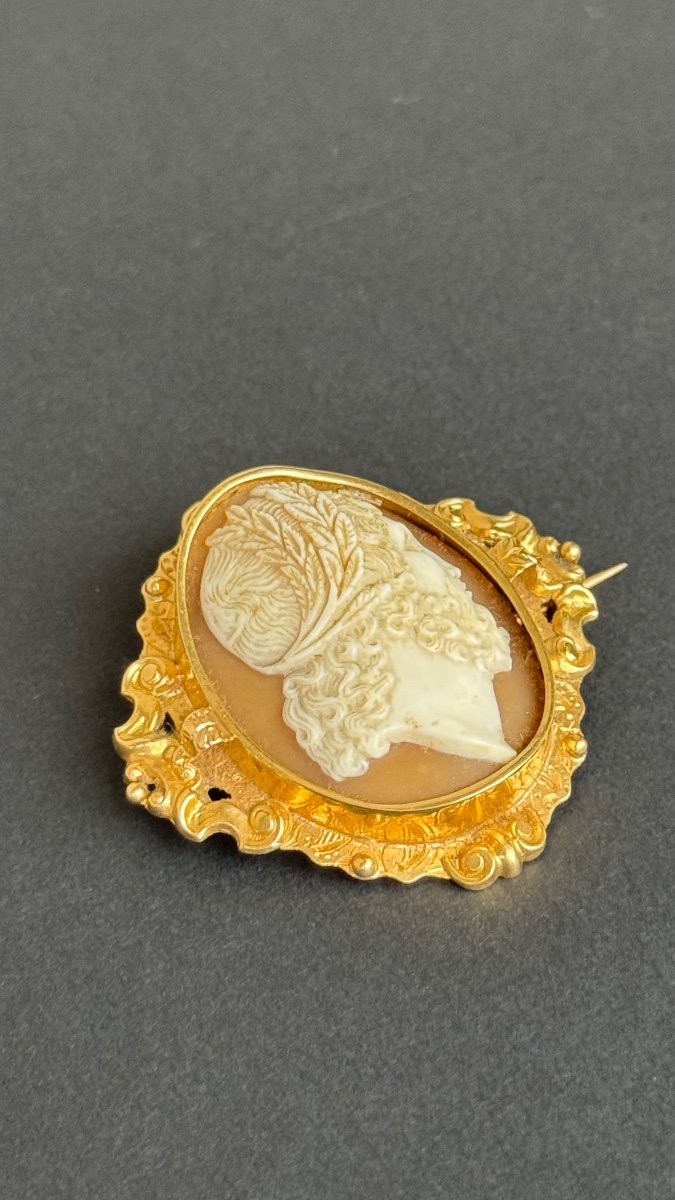 Broche en Or 18k avec un Camée Coquille présentant le Profil Portrait d'un Dieu Grec-photo-1