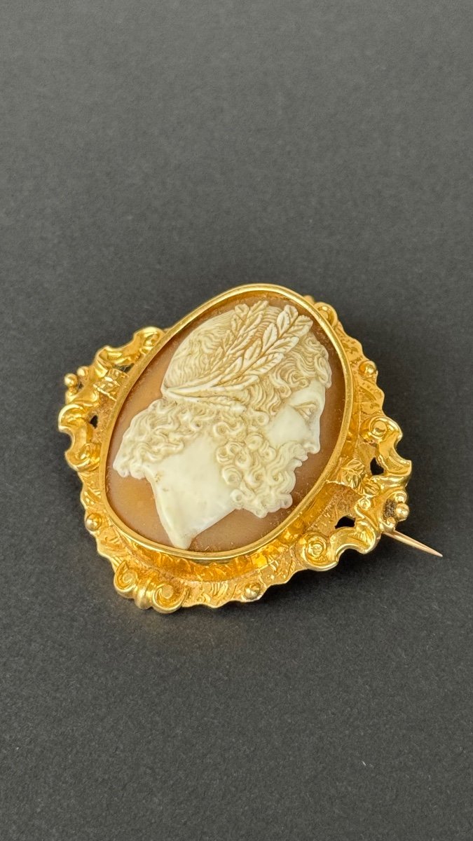 Broche en Or 18k avec un Camée Coquille présentant le Profil Portrait d'un Dieu Grec