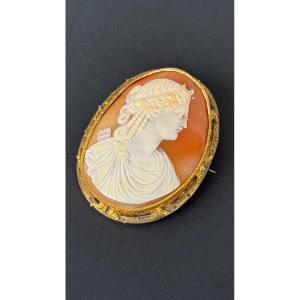 Broche En Pomponne Ciselé Ornée d'Un Camée Coquille Présentant Le Profil d'Artemis