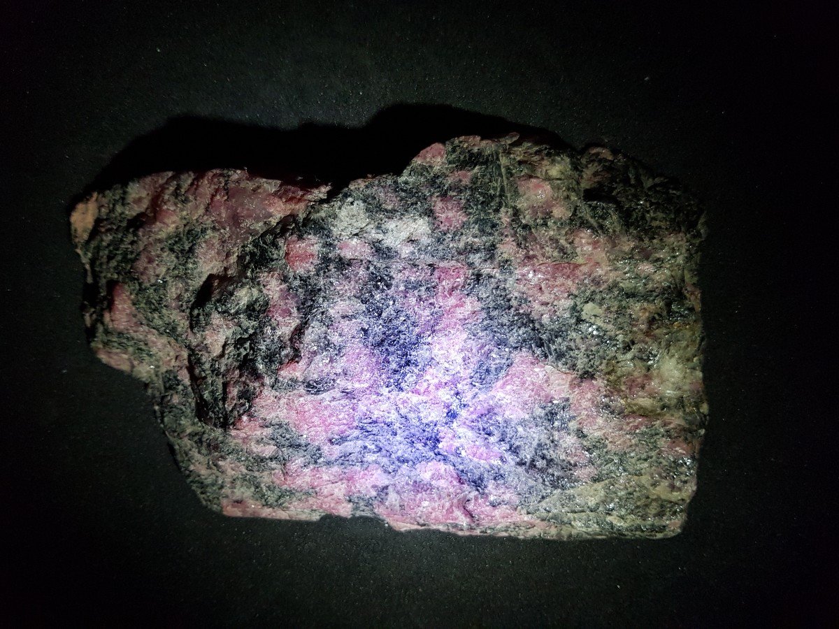 Grande Pierre Décorative  Polie - Rhodonite - 15 Cms -photo-3