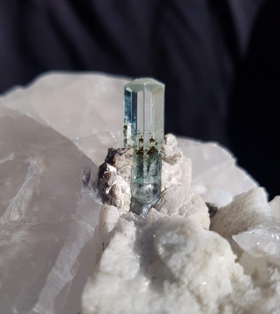 Aquamarine On Quartz - Crystal 3 Cms 