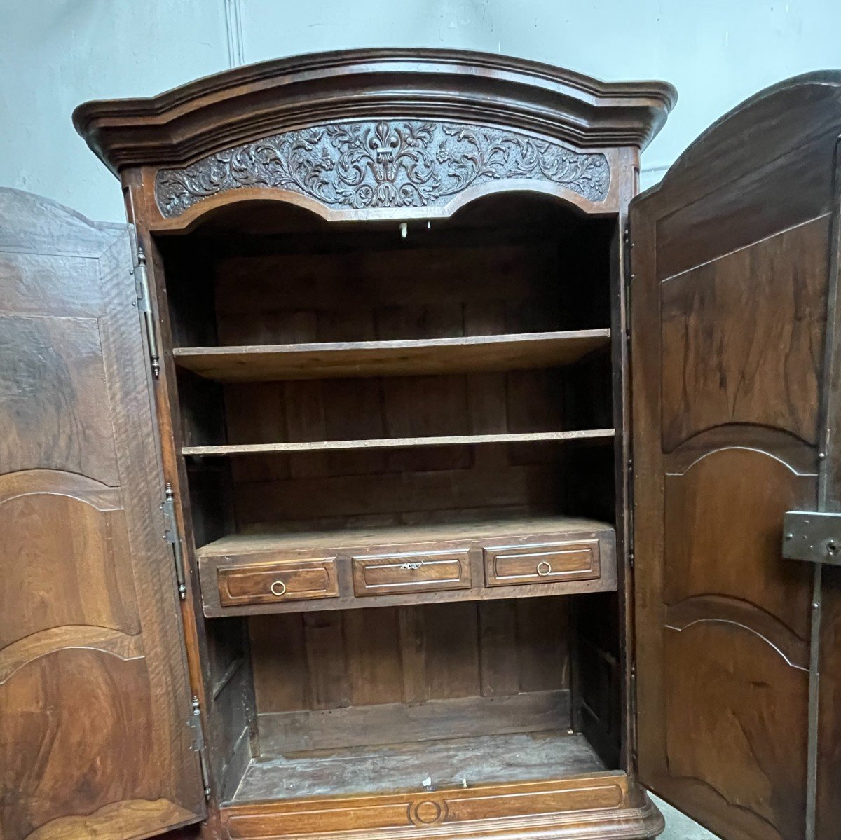 Exceptional Bordeaux Wardrobe From Chateau Louis XIV In Solid Walnut-photo-6