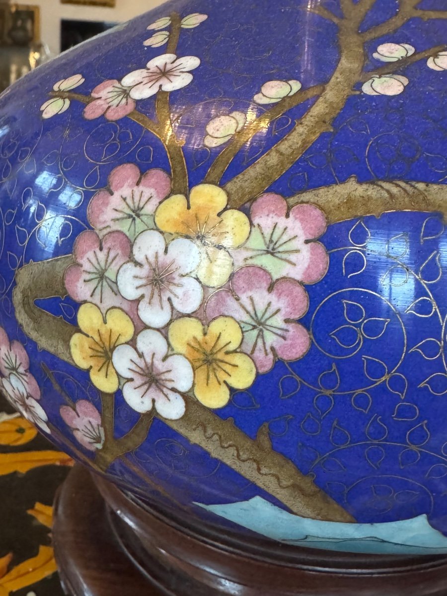 Chine : Grand Vase En Bronze Cloisonné  à Décor De Fleurs De Prunier-photo-2