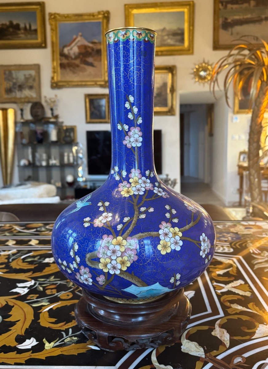 Chine : Grand Vase En Bronze Cloisonné  à Décor De Fleurs De Prunier