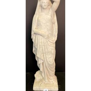 Importante Sculpture d'Extérieur En Marbre Blanc Représentant Une Femme Vêtue à l'Antique 