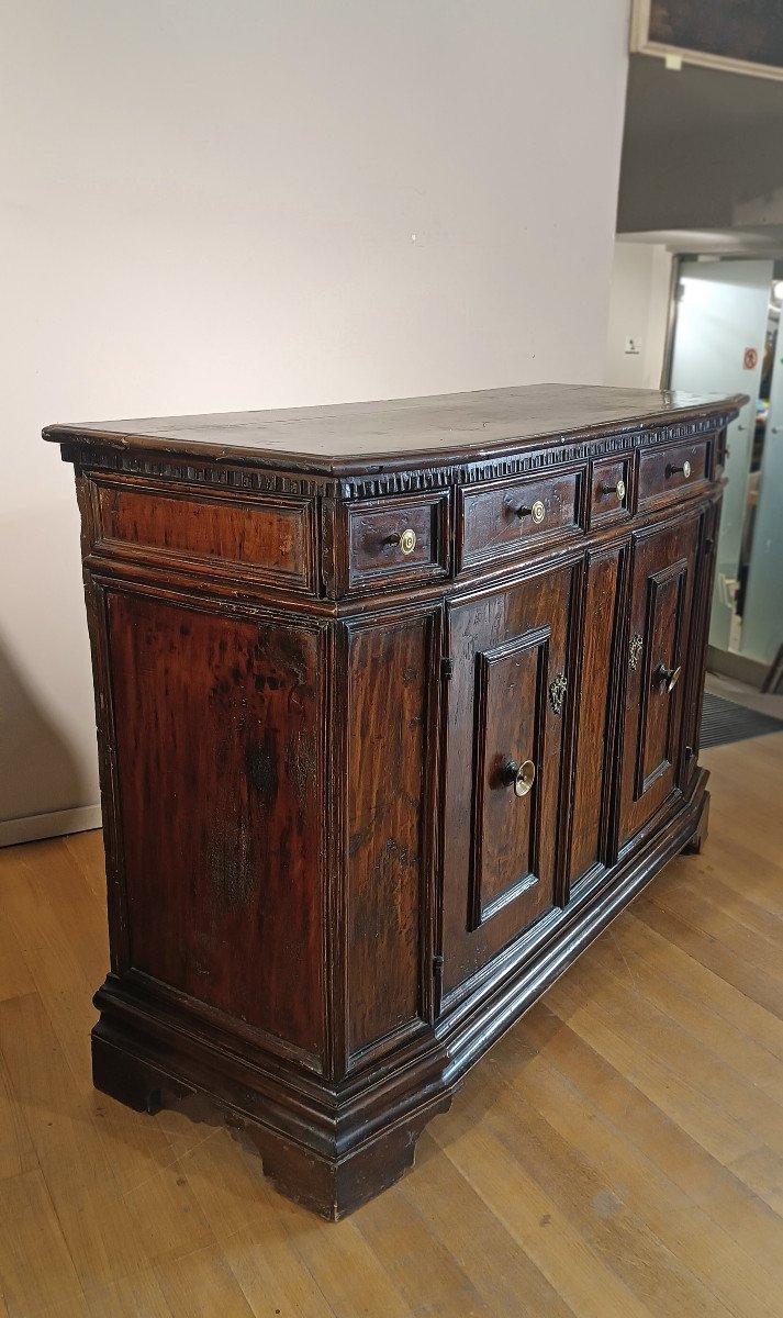 End Of 16th-early 17th Century Tuscan Walnut Sideboard -photo-3