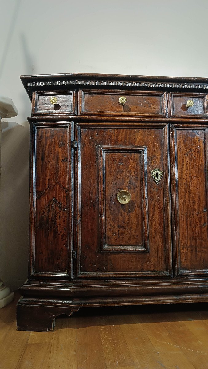 End Of 16th-early 17th Century Tuscan Walnut Sideboard -photo-4
