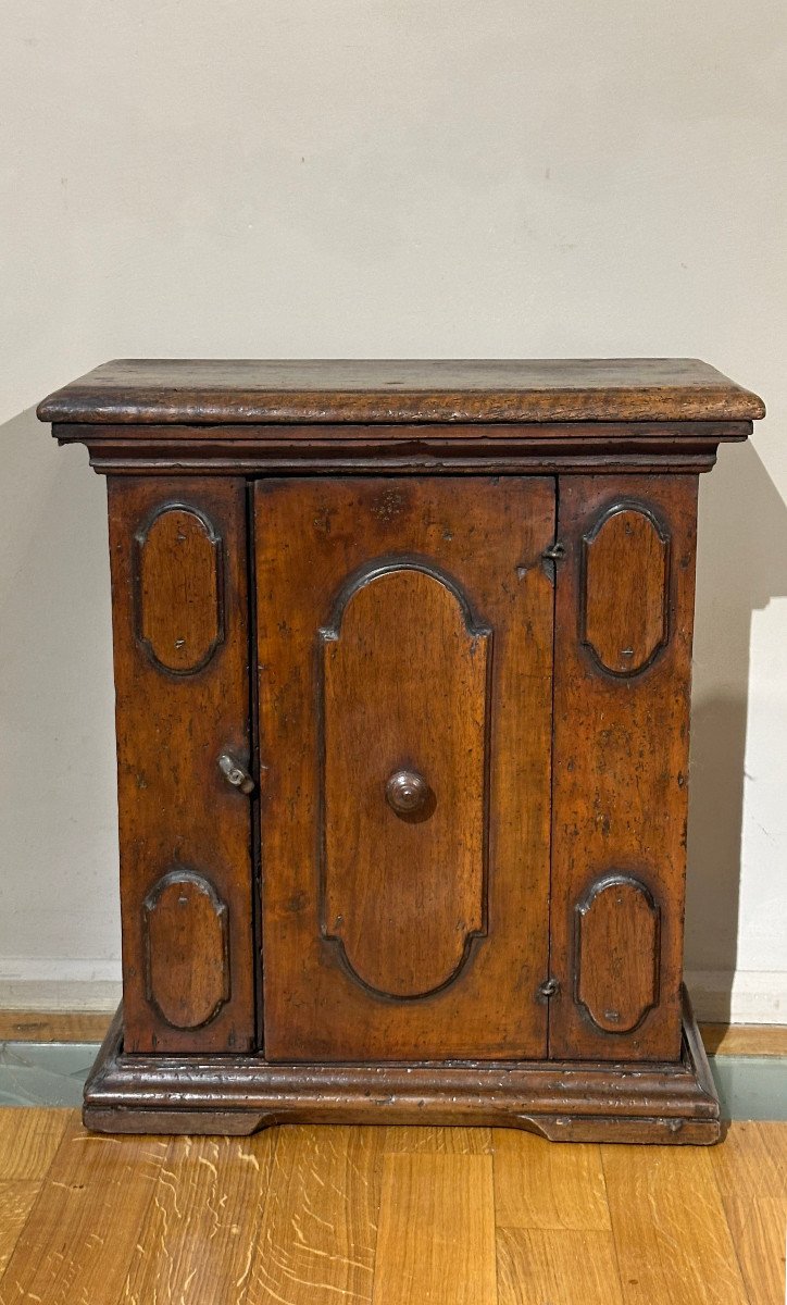 First Half Of The 17th Century Small Sideboard In Walnut -photo-2