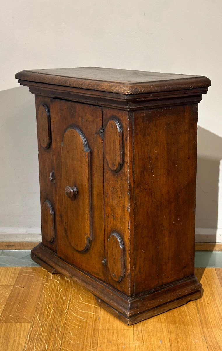 First Half Of The 17th Century Small Sideboard In Walnut -photo-3