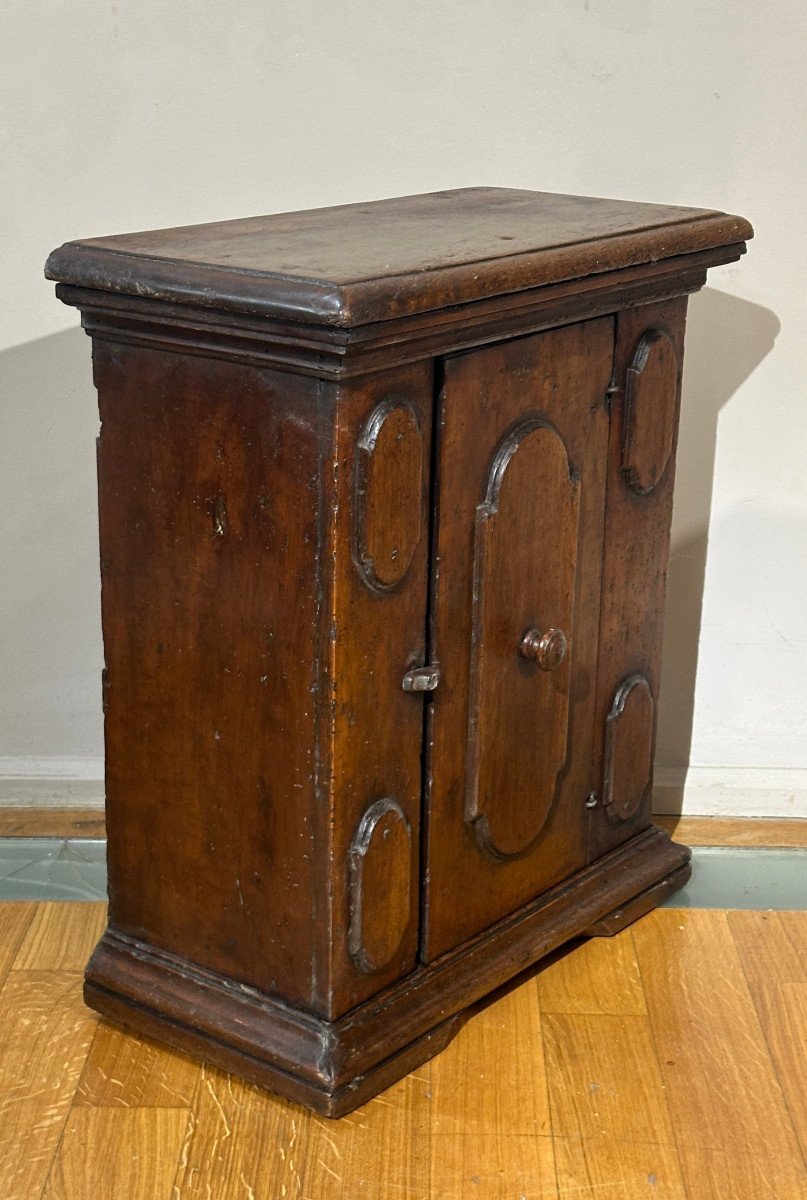 First Half Of The 17th Century Small Sideboard In Walnut -photo-4