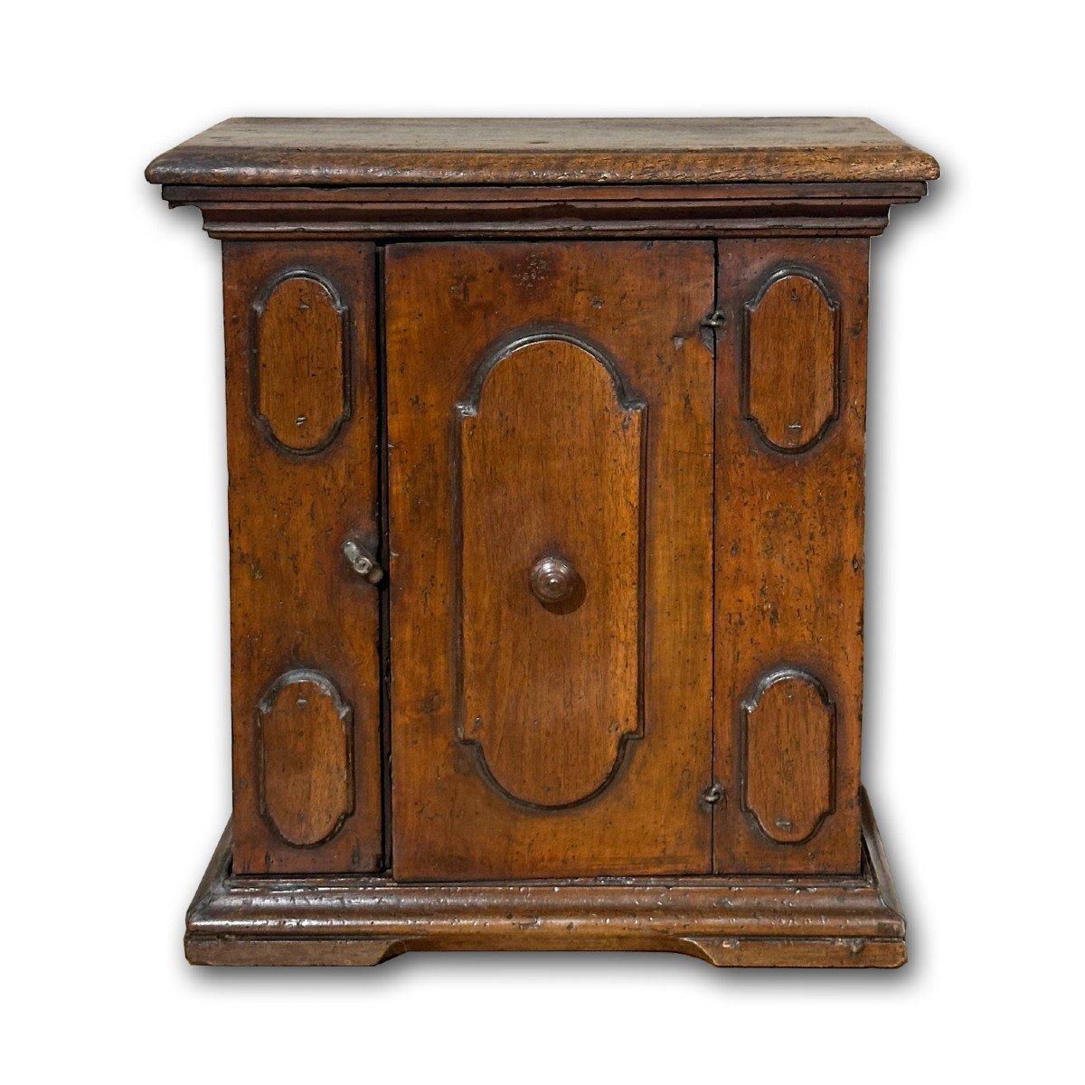 First Half Of The 17th Century Small Sideboard In Walnut 