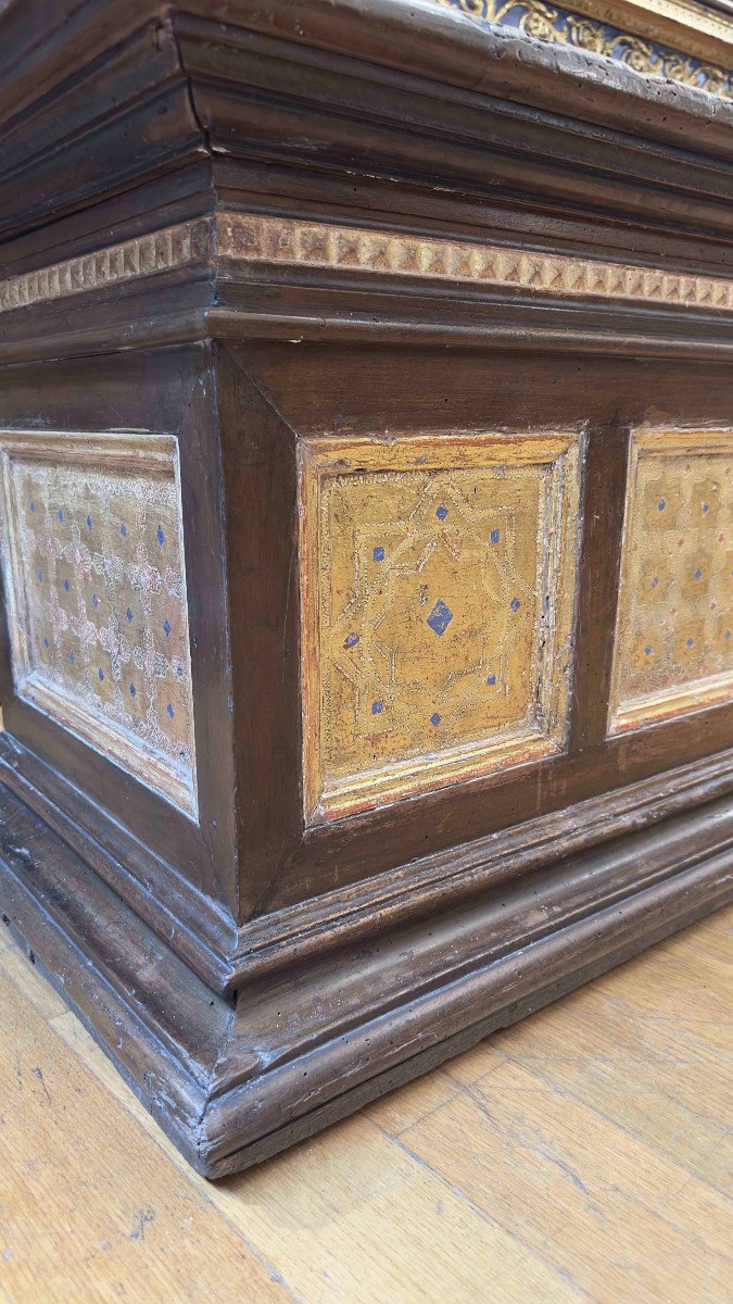 16th Century Walnut Chest With Golden Decorations -photo-5