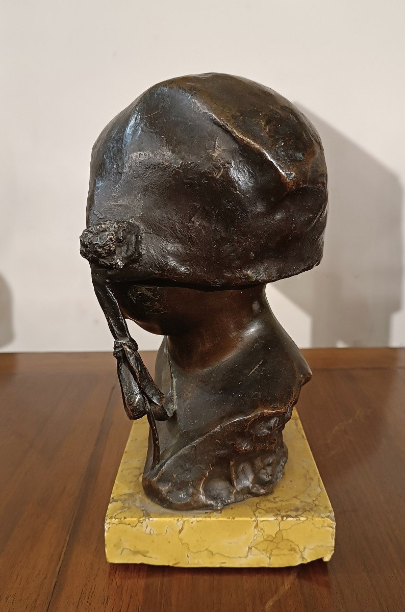 PETIT BRONZE ENFANT AVEC CASQUETTE DE P. PIRAINO DÉBUT DU 20ème SIÈCLE-photo-2