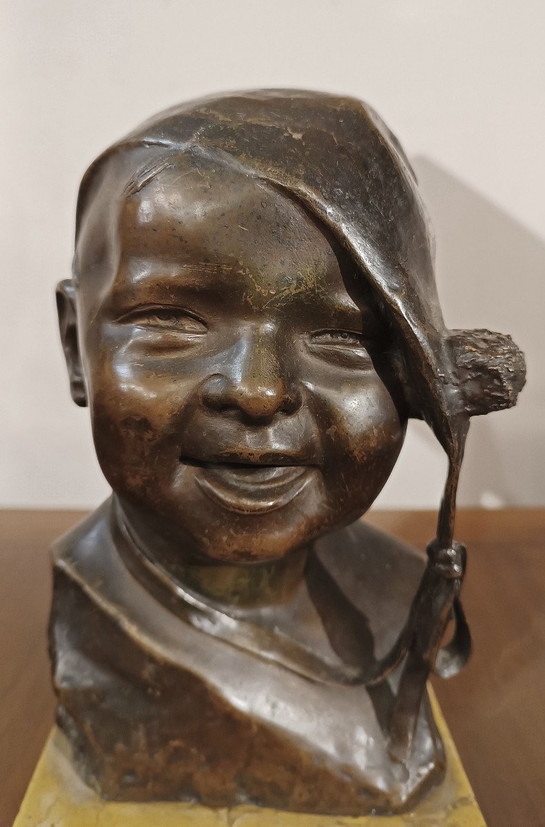 PETIT BRONZE ENFANT AVEC CASQUETTE DE P. PIRAINO DÉBUT DU 20ème SIÈCLE-photo-1