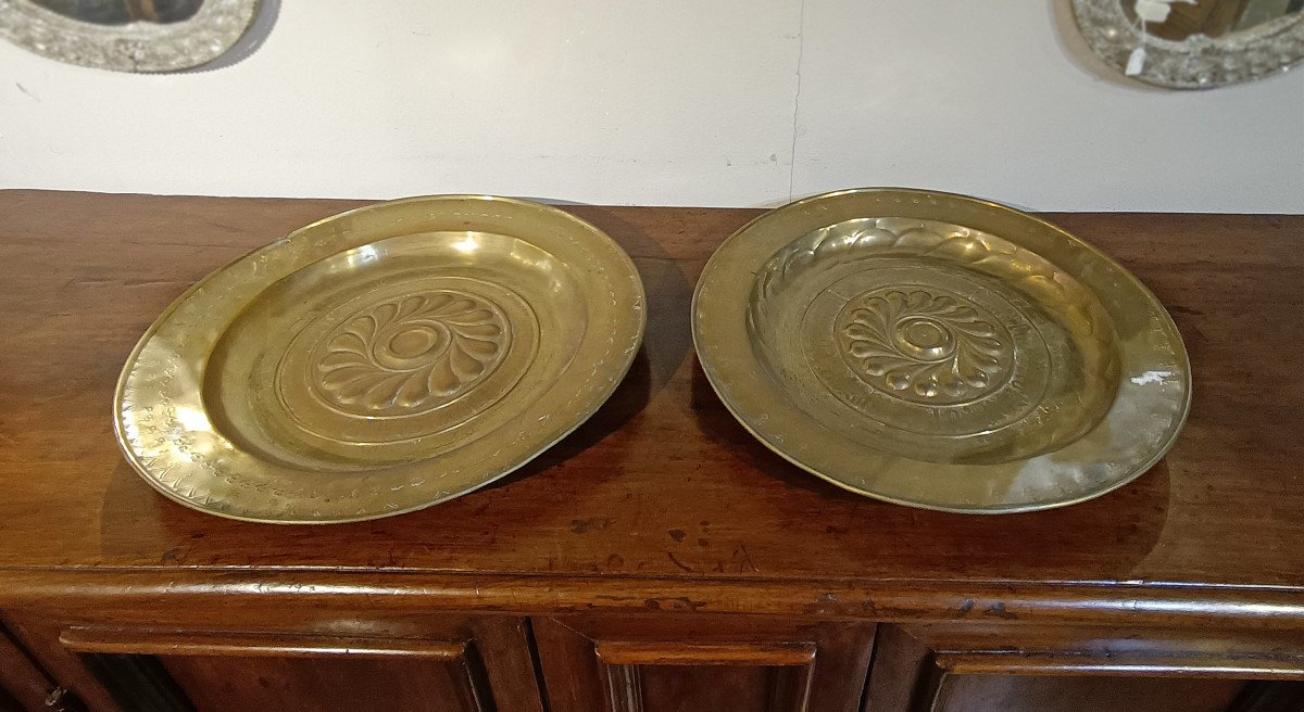 Early 17th Century Pair Of Embossed Brass Almoners -photo-7