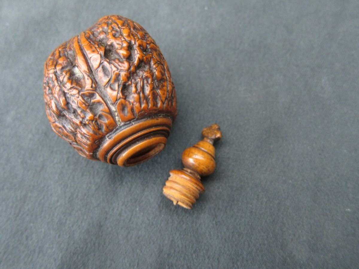 Old Snuffbox In Walnut And Boxwood From The Eighteenth Century-photo-1