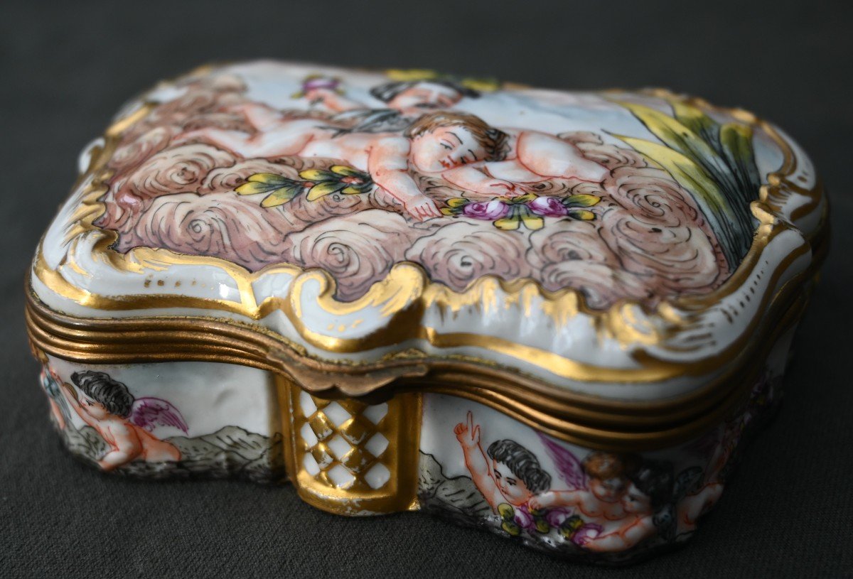 Porcelain Box: Capodimonte XIXth Century.