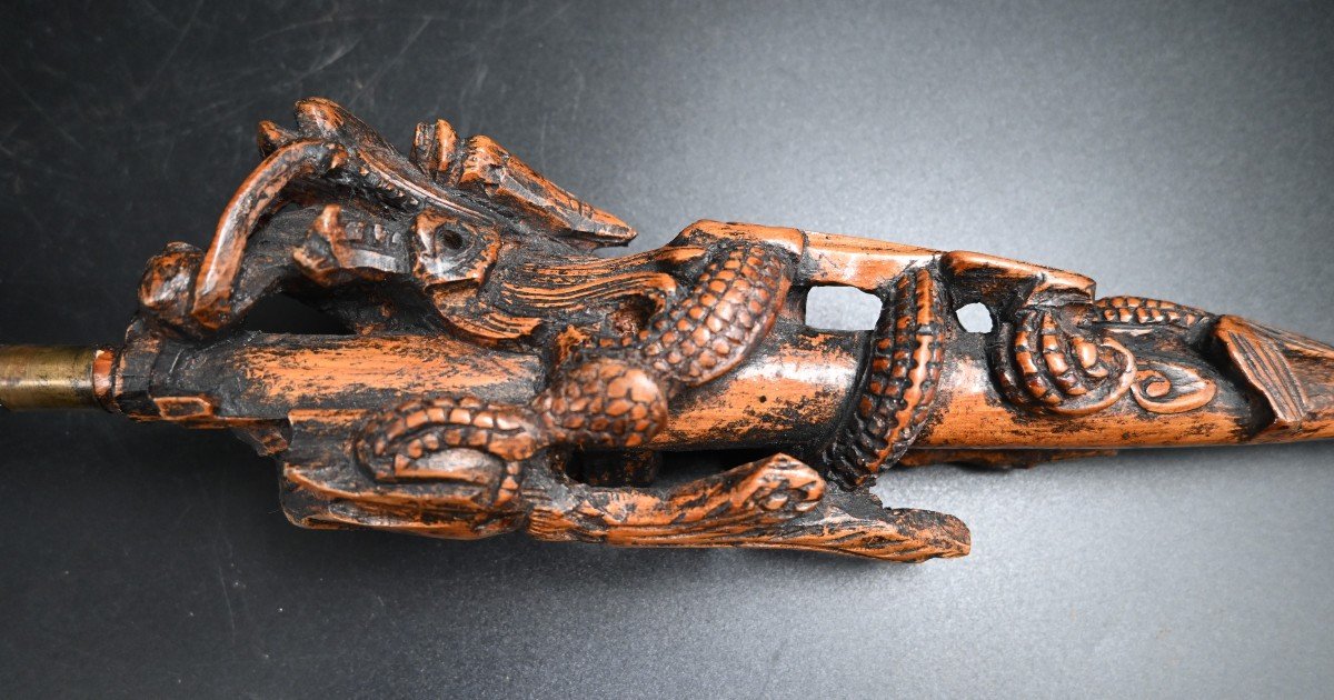 Ancienne Grande Pipe Chinoise En Bois Sculpté à La Main Du 19ème Siècle Avec Dragon-photo-1