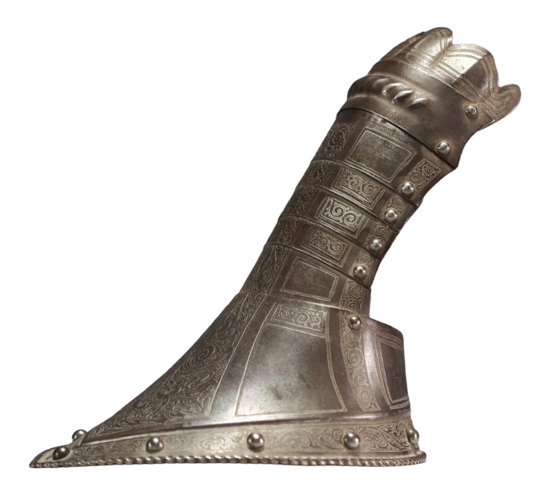 Wrought Iron Armor Gauntlet Finely Engraved With Foliage-photo-4