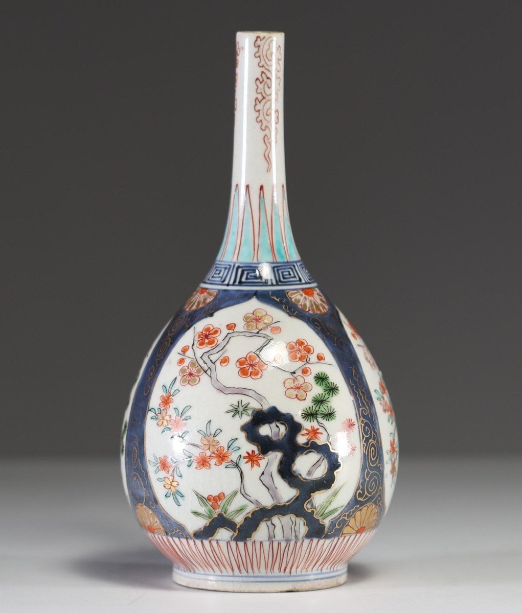 Japan - Polychrome Porcelain Bottle Vase With Floral Decor, Arita, Early 18th Century