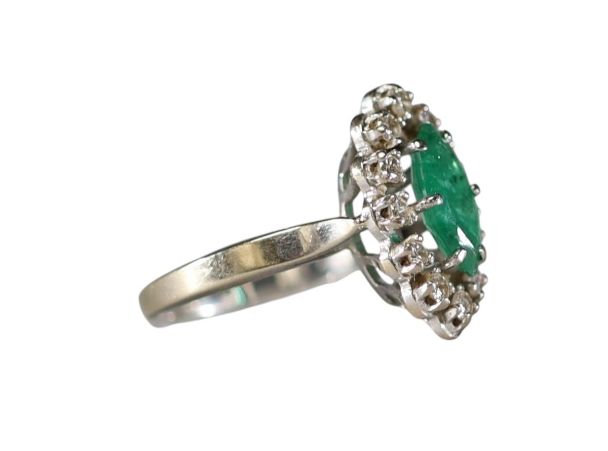 18k White Gold Ring With Emerald And Diamonds-photo-3