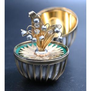 Œuf décoratif style Fabergé porcelaine doré or fin laiton