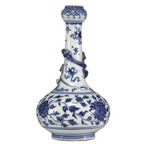 Vase Chinois En Porcelaine Blanc/bleu à Décor d'Une Chimère En Relief,période De Transition 17e