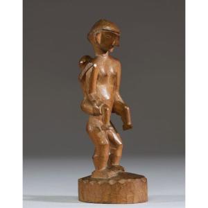 Une Figure De Maternité En Bois Sculpté Des Philippines De La Tribu Ifugao, début du 20e siècle