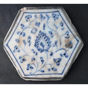 Iznik. Carreau Hexagonale en céramique  du 15ème Siècle, Art Ottoman