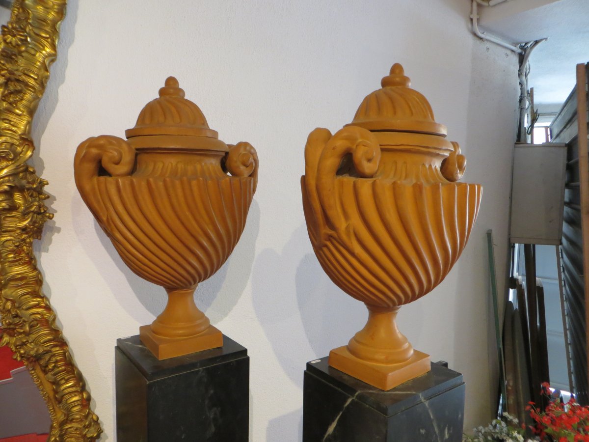 Pair Of Columns With Terracotta Vase-photo-4