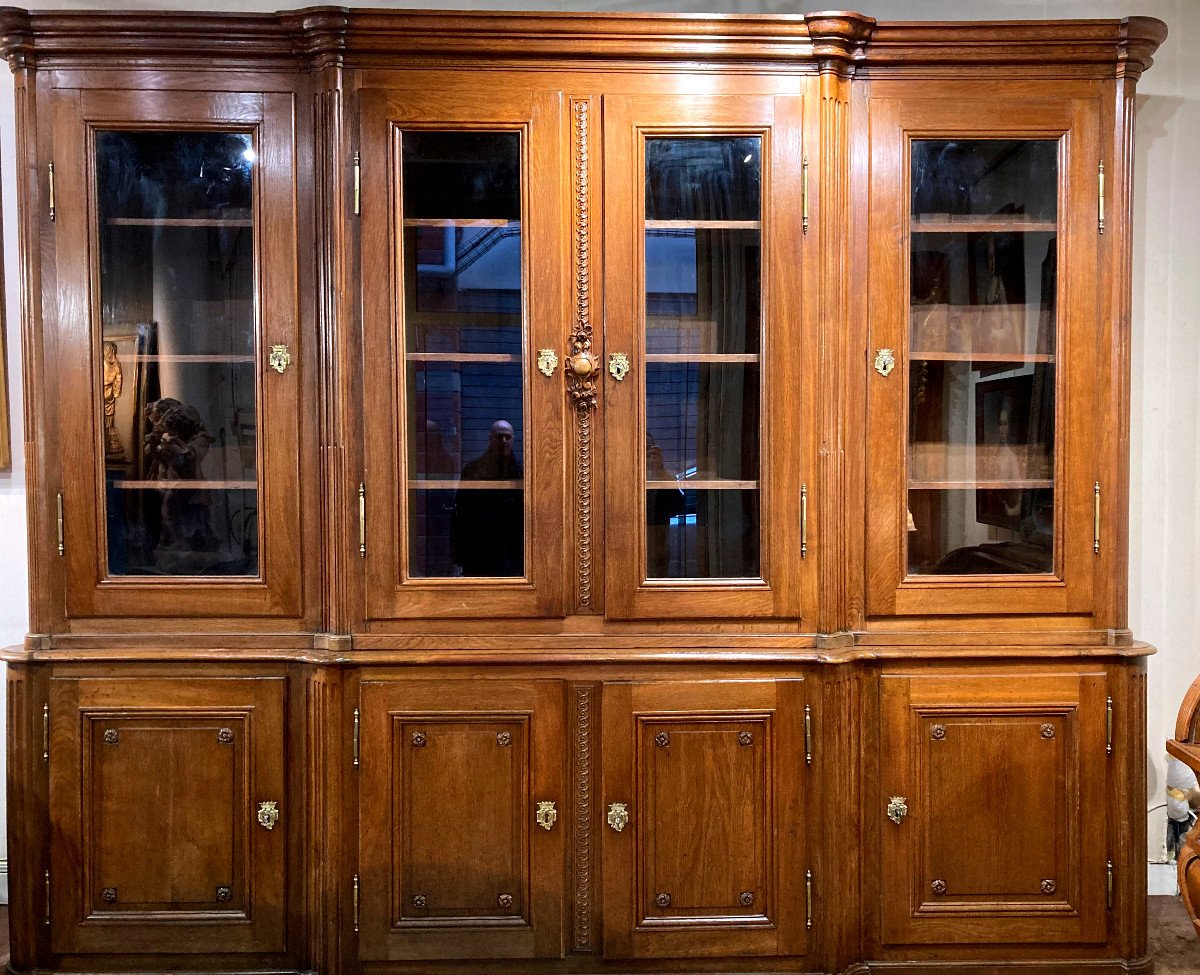 Important Bookcase With Projection In Molded Carved Oak - 18th Century